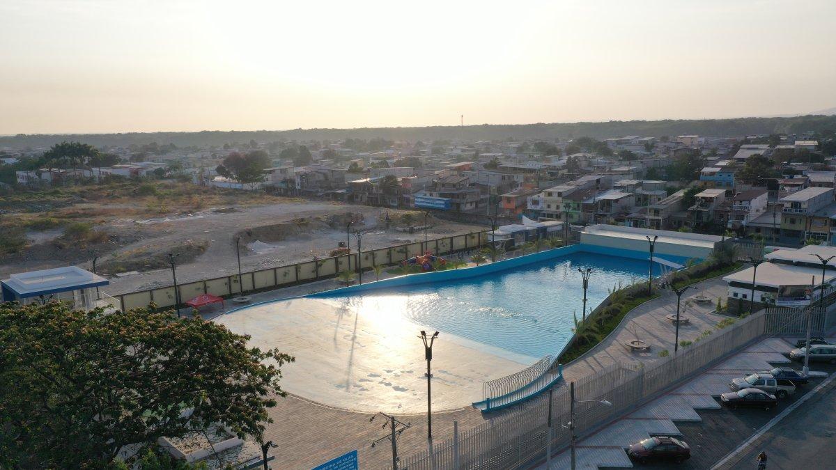 La piscina con olas se encuentra en el Batallón del Suburbio.