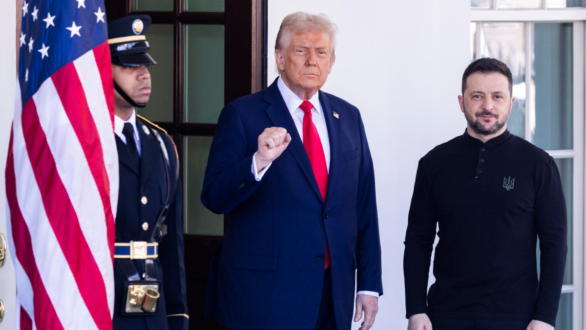 Donald Trump, presidente de Estados Unidos, posa con Volodymyr Zelensky, presidente de Ucrania, en la Casa Blanca.