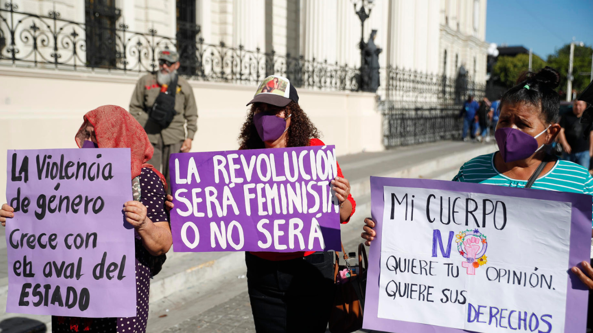 Manifestantes portan pancartas en San Salvador durante la jornada del Día Internacional para Erradicar la Violencia contra la Mujer.