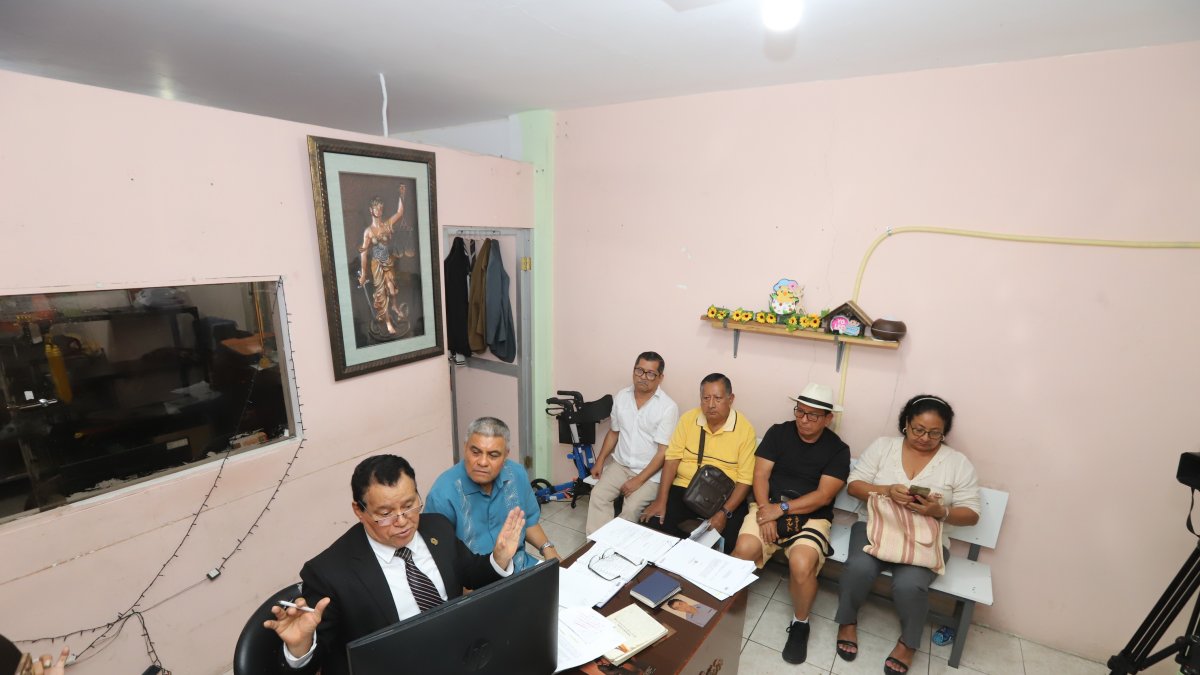 Un grupo de adultos mayores que buscan que el SRI no se atrase en la devolución del Impuesto de Valor Agregado (IVA).