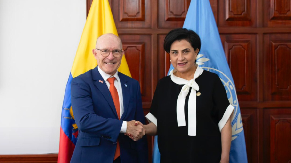 El delegado nuclear Robert Floyd y la canciller Gabriela Sommerfeld revisan el aporte de Ecuador a la vigilancia internacional