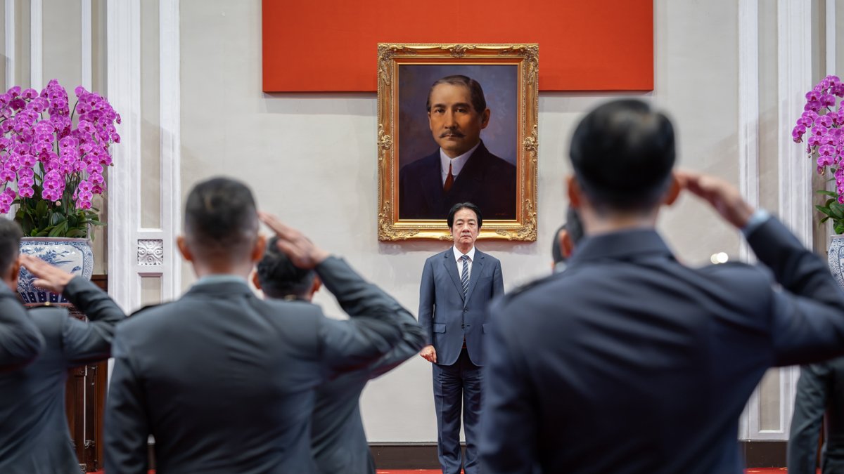 William Lai, presidente de Taiwán, asistiendo a una ceremonia de promoción de generales este martes 25 de noviembre.