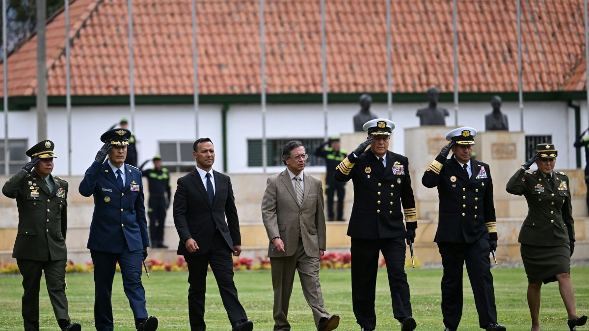 El presidente Gustavo Petro participó de una reciente celebración por el aniversario de la Policía Nacional y la promoción de oficiales.