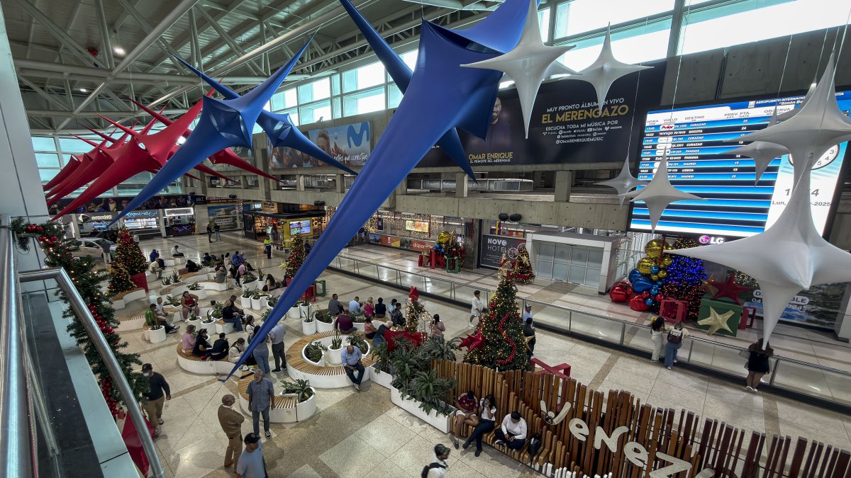 Personas esperan en el aeropuerto Simón Bolívar de Caracas.