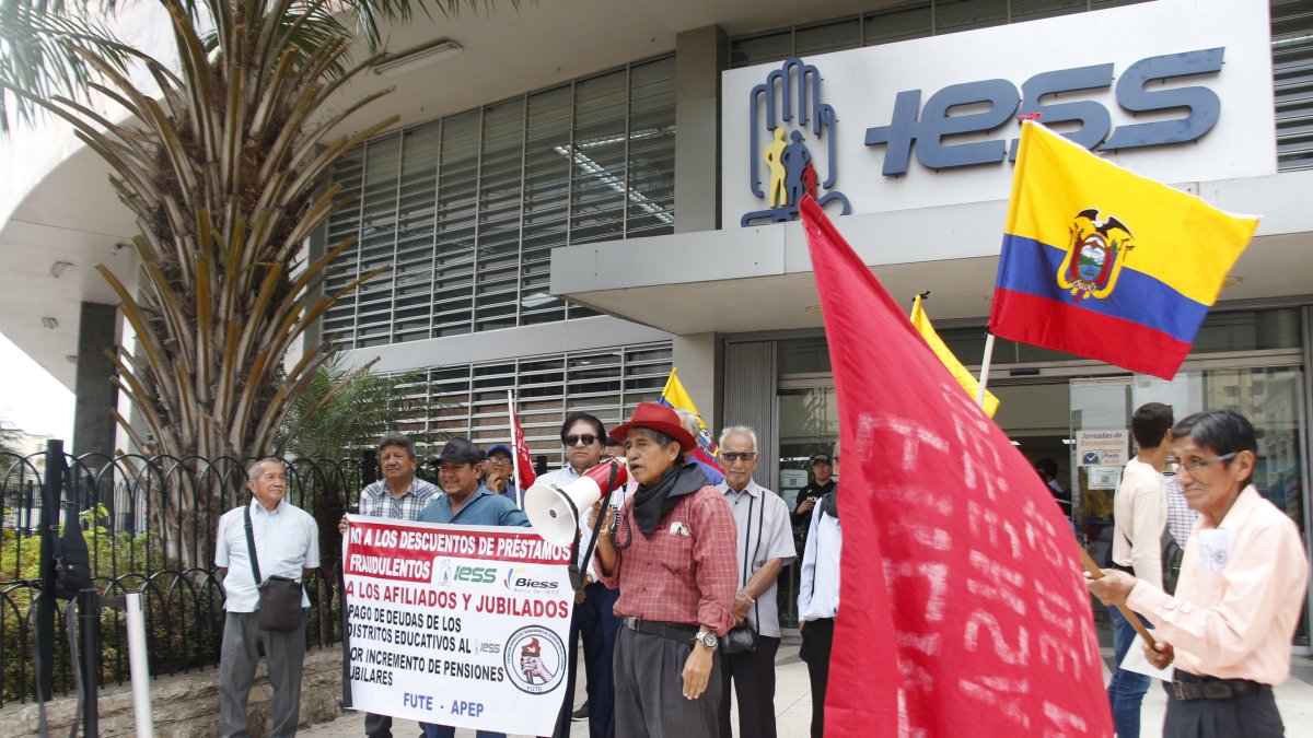 Un grupo de jubilados hacen un plantón al pie del IESS, en Guayaquil.
