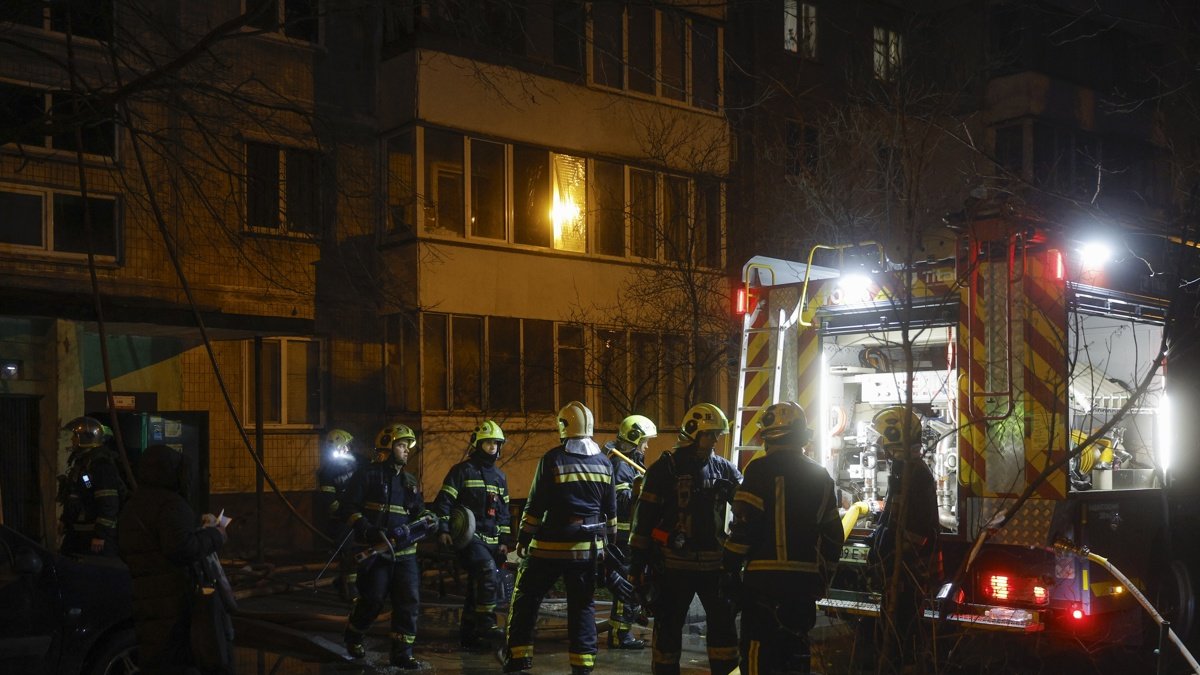 Rescatistas ucranianos trabajan en el lugar de un ataque ruso a un edificio residencial de nueve pisos en Kiev, Ucrania, el 25 de noviembre de 2025.