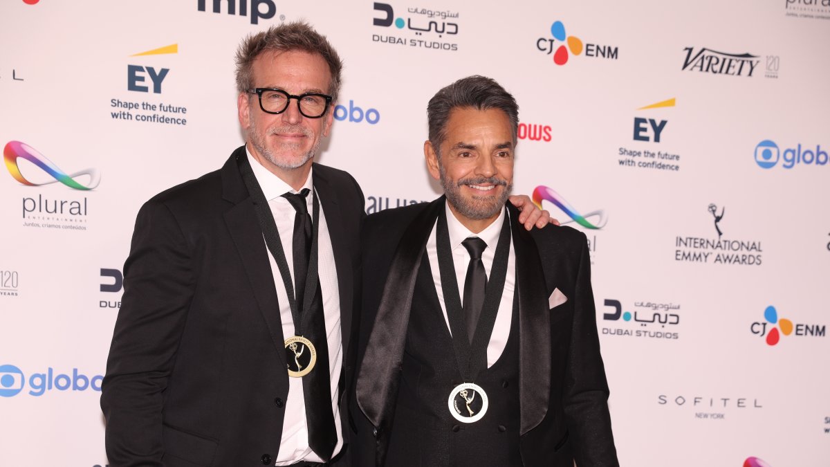 El productor estadounidense Ben Odell (izq.) y el actor mexicano Eugenio Derbez (der.) llegan a la alfombra roja para la 53.ª edición anual de los Premios Emmy Internacionales.