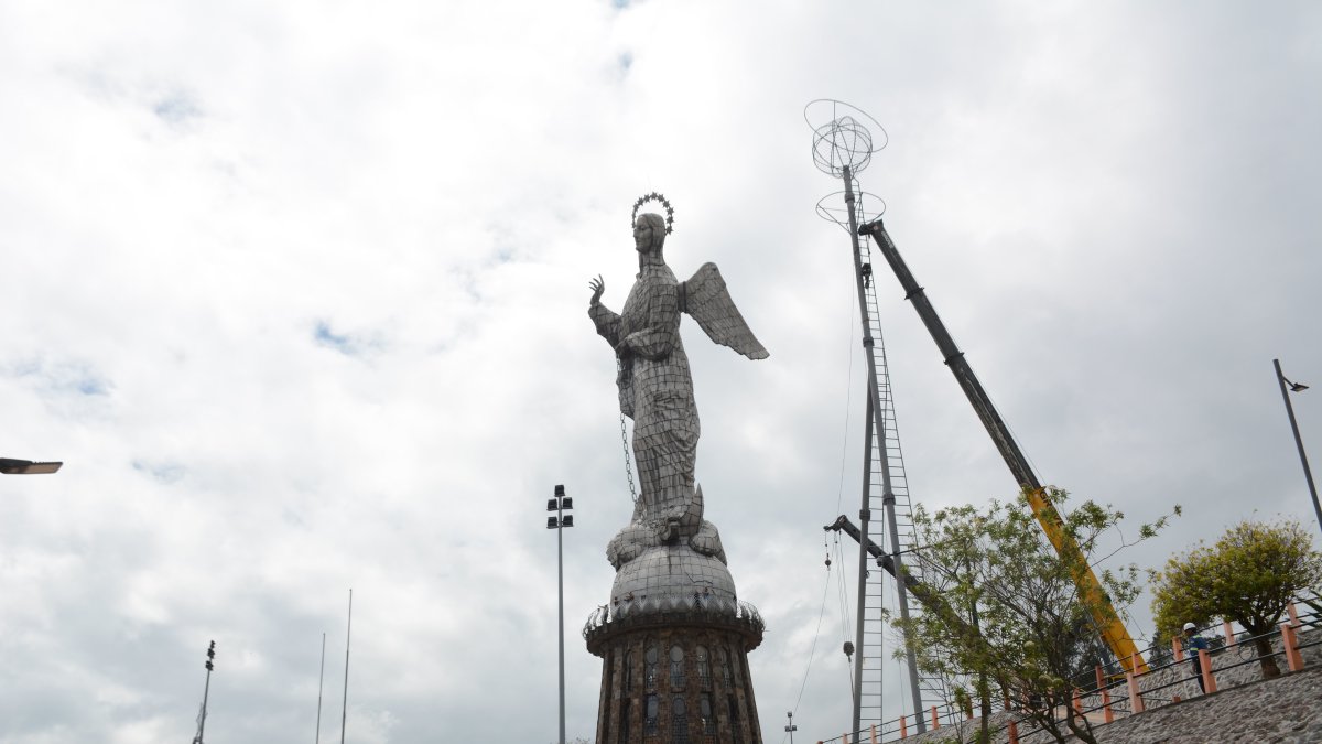 El pesebre gigante de El Panecillo avanza en su montaje y será uno de los principales atractivos navideños de Quito.