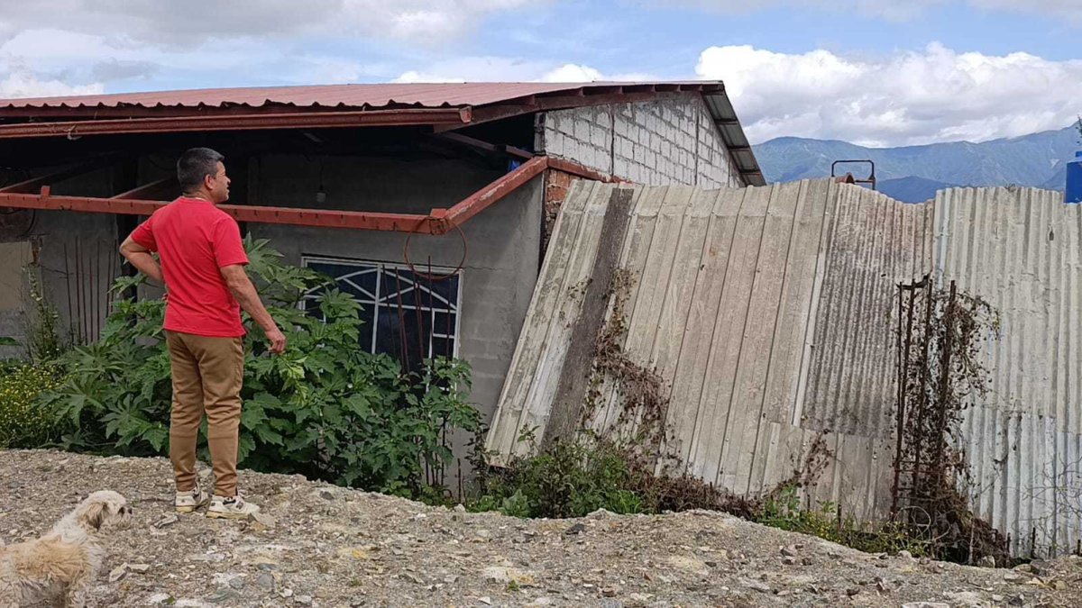 Residentes de El Plateado Bajo sobreviven en infraestructuras destruidas por las filtraciones de agua y el abandono municipal.