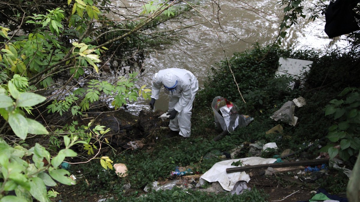 Plásticos de un solo uso, envases PET, espuma plástica, basura doméstica se encontró en el cauce del Machángara.