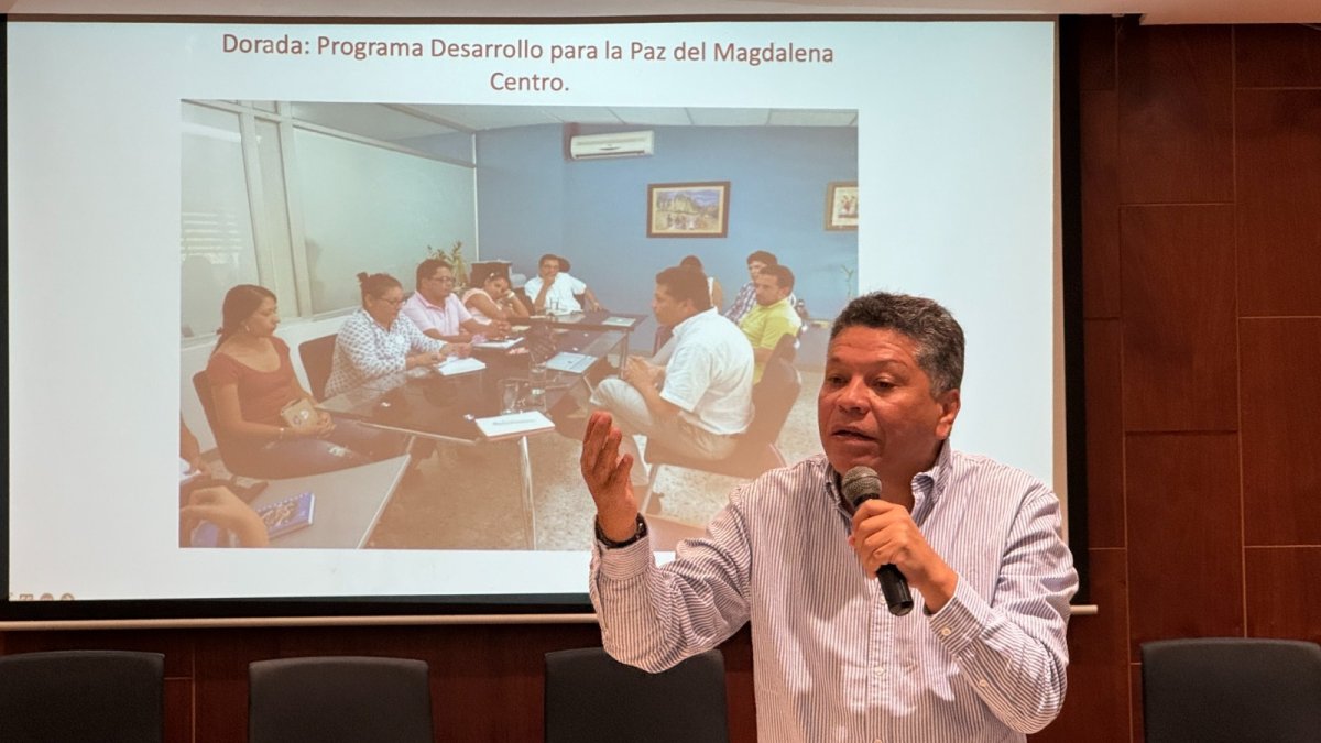 Es profesor en la Universidad de Caldas, en Colombia. Magíster en Gestión Ambiental para el Desarrollo Sostenible por la Universidad Javeriana. Doctor en Paz, Conflictos y Democracia por la Universidad de Granada.
