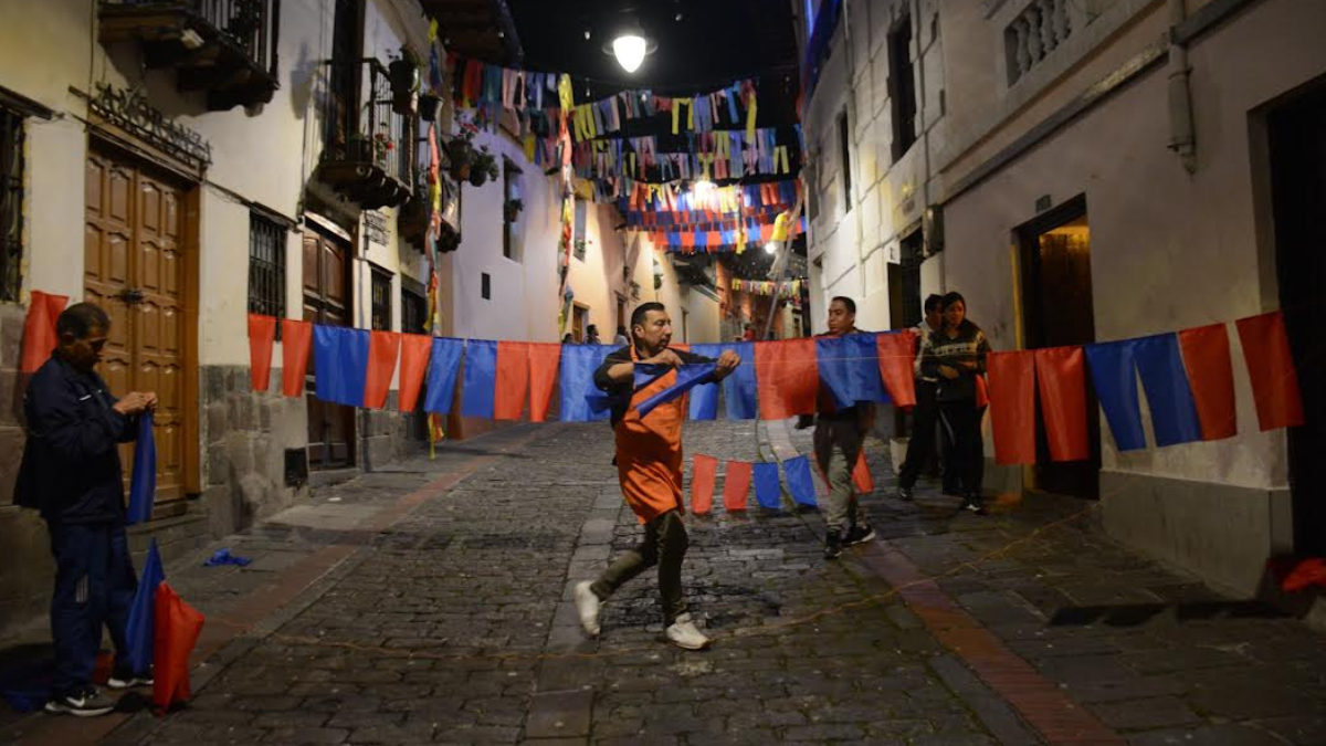 Daniel Suscal, del restaurante Añoranza en La Ronda, Centro de Quito, espera que los ciudadanos se animen a festejar en esta calle.