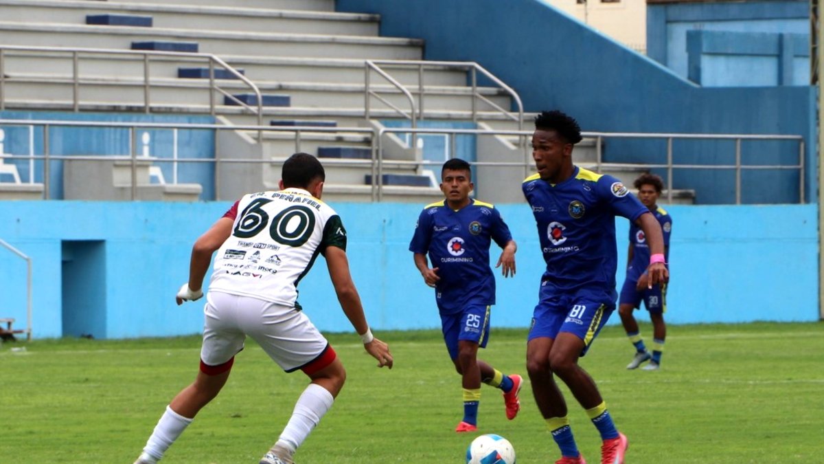 May Laury Quiñónez (d) en el partido ante Juventud Italiana, club que denunció su mala inscripción.