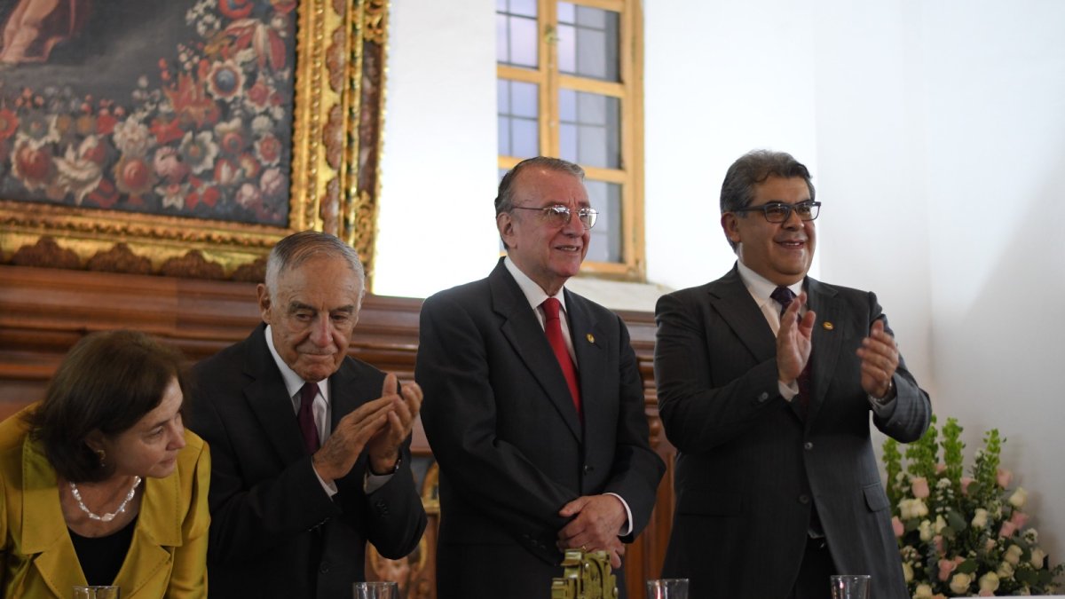 Enrique Ayala Mora recibe homenaje en el Convento Santo Domingo de Quito por su trayectoria académica y como historiador.