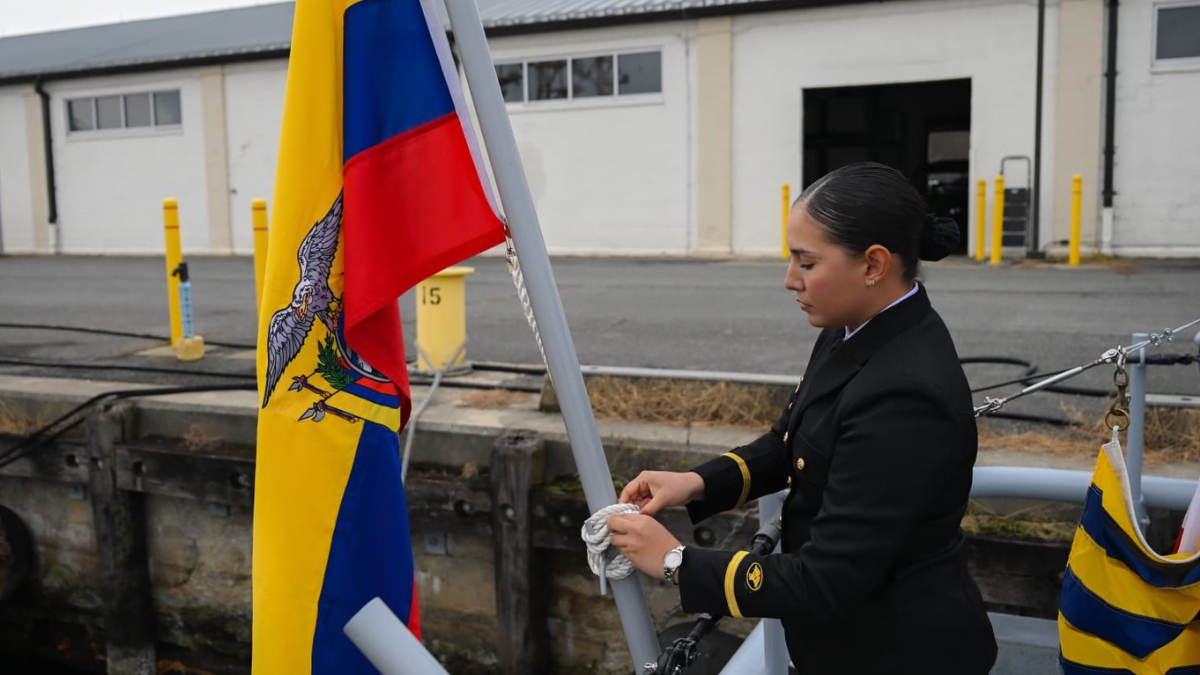 Colocación de la bandera ecuatoriana en la lancha guardacostas Isla Santa Rosa durante la ceremonia de entrega