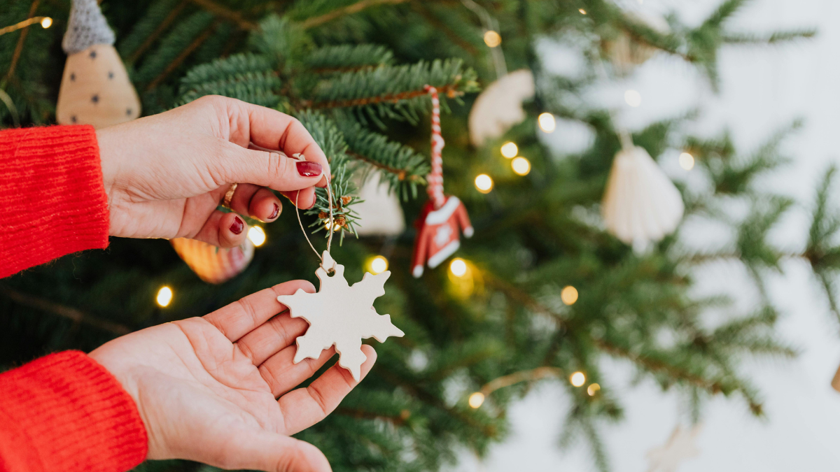 Referencial. Decoración navideña colocada en el árbol para recibir las fiestas de diciembre