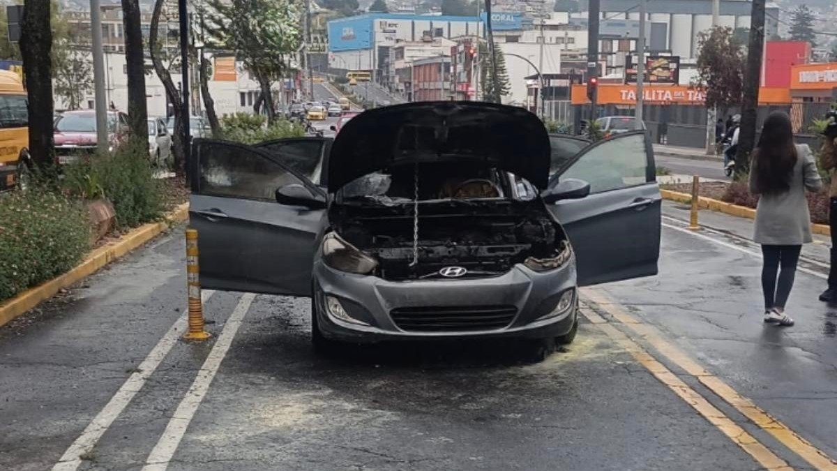 El auto incendiado quedó detenido sobre los carriles centrales de la av. Rodrigo de Chávez, en el sector Villaflora, sur de Quito.