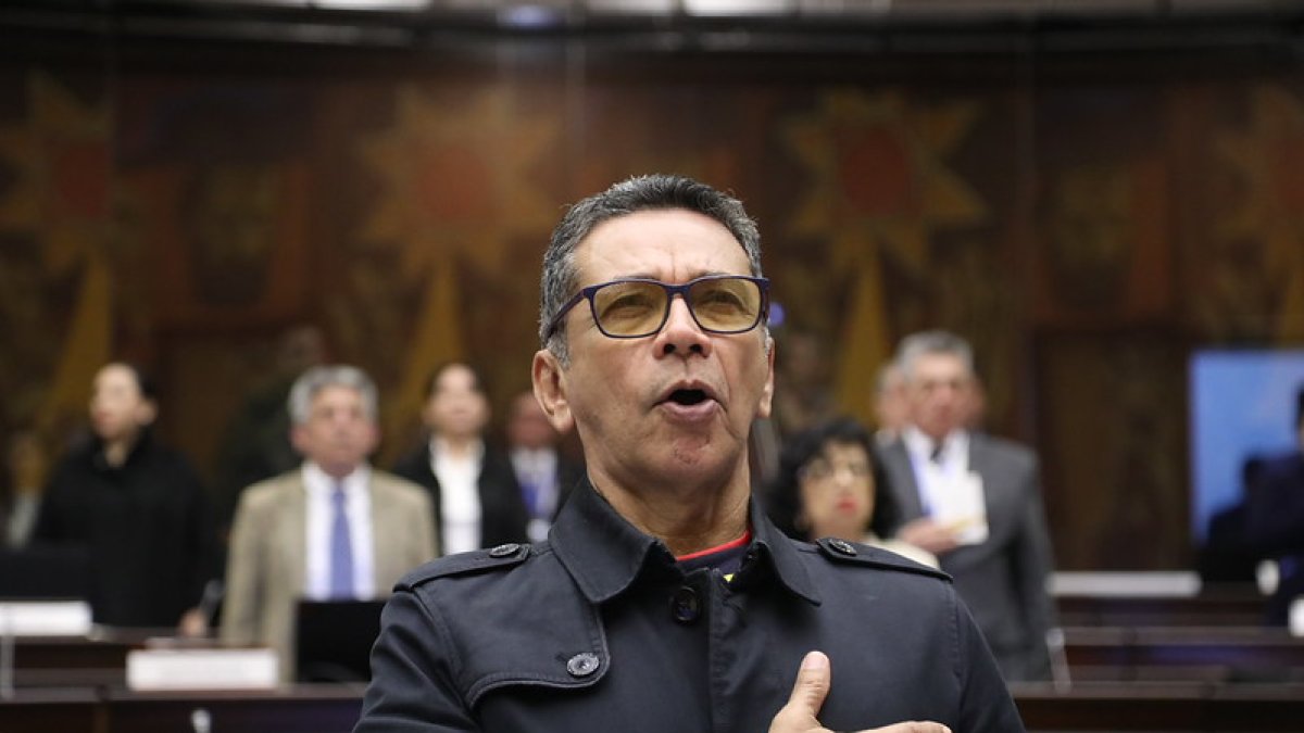 Es tradición de que, al inicio de cada sesión parlamentaria, los legisladores entonen el Himno Nacional del Ecuador.