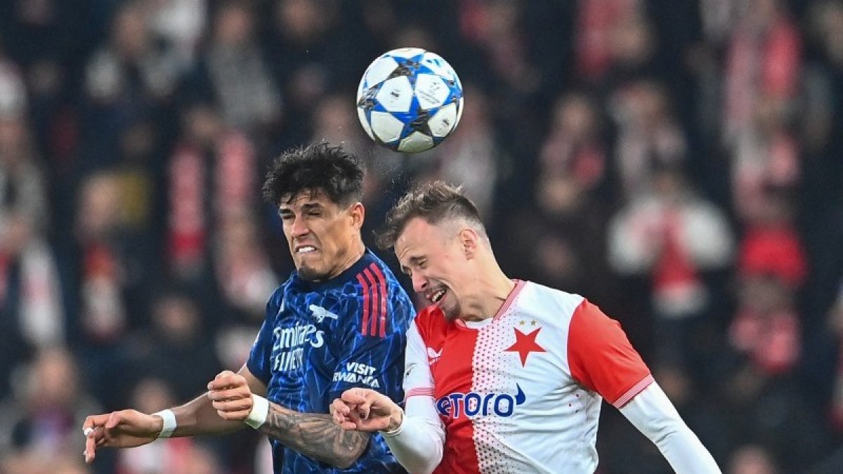 Piero Hincapié (i) se alista para liderar la defensa de los Gunners.