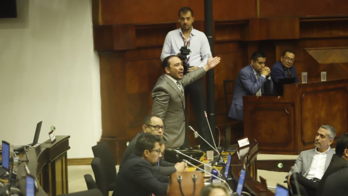 Juan Andrés González, jefe del bloque correísta, mocionó el cambio en el orden del día.