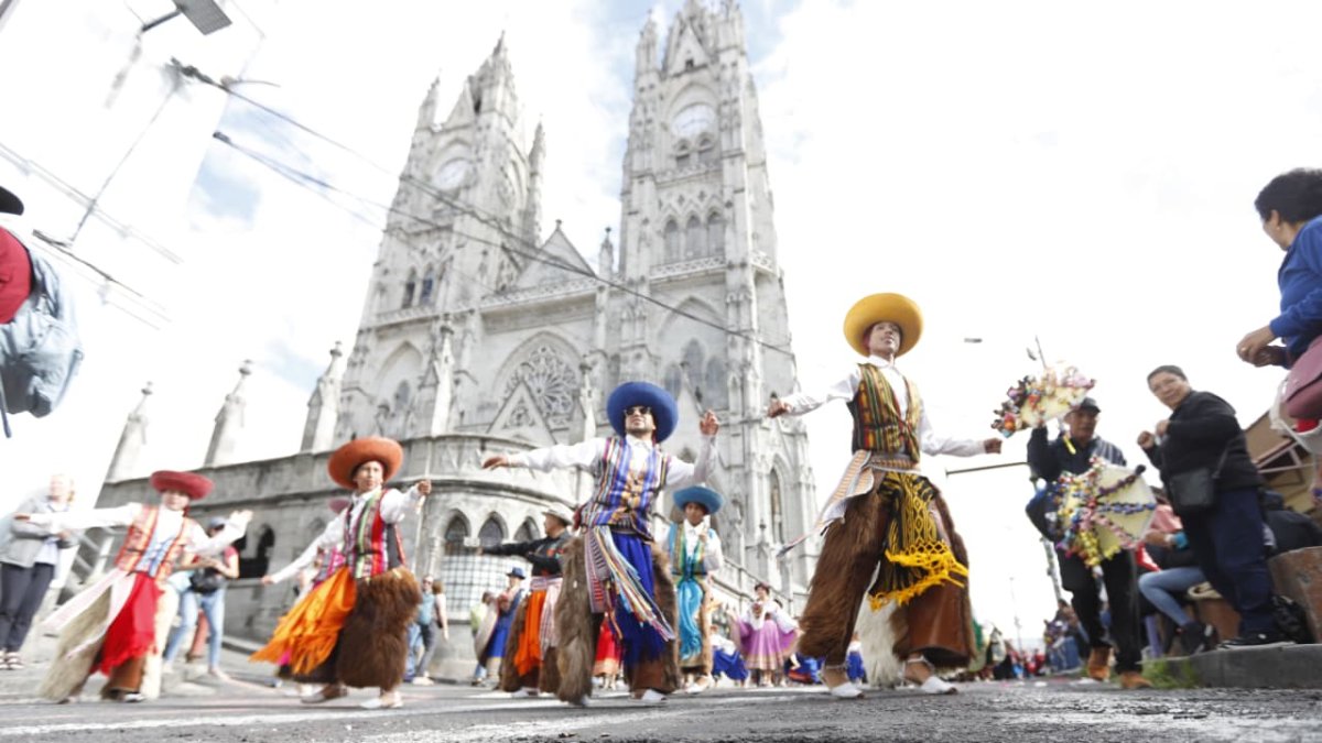 Diversas comparsas acompañaron a los mercados en el desfile de este 26 de noviembre.