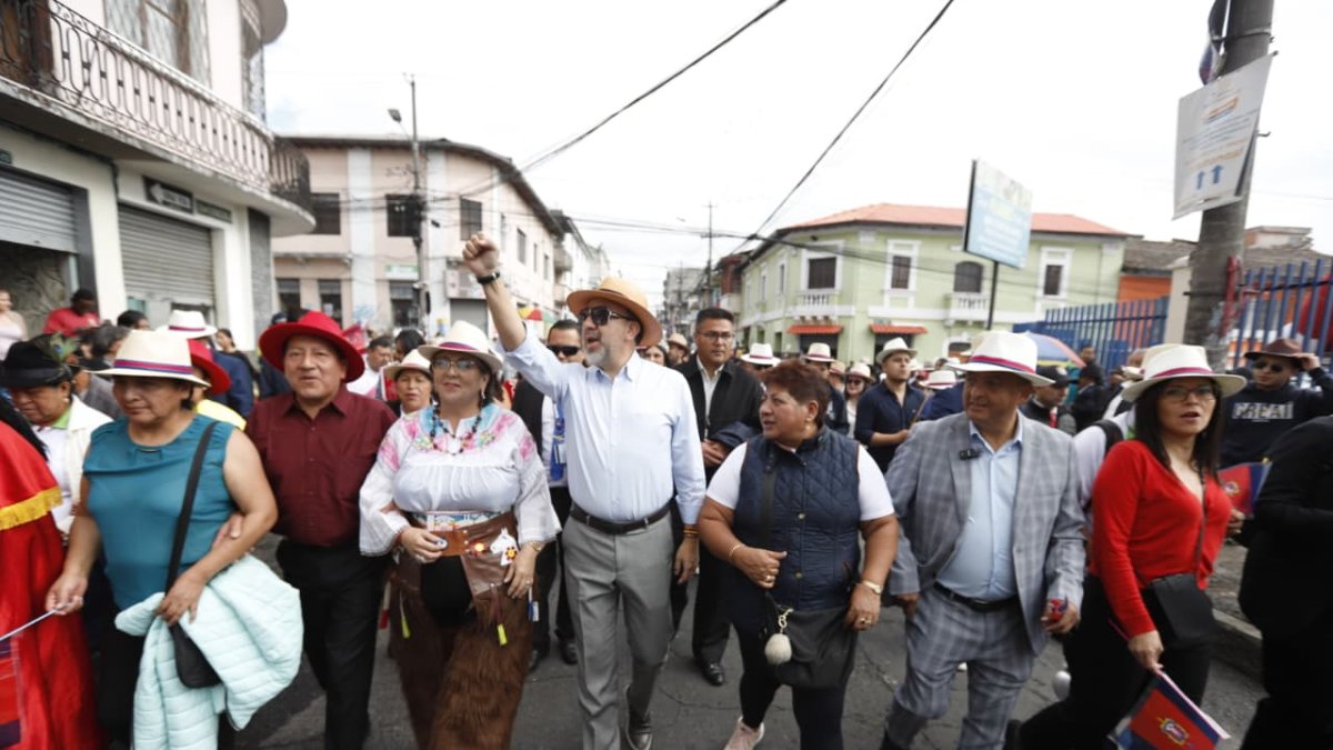 El alcalde, Pabel Muñoz, encabezó el desfile de los mercados por la fundación de Quito.