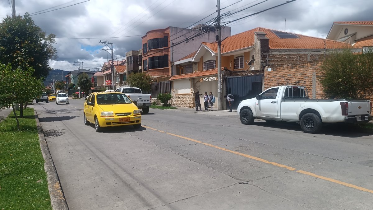 La aplicación Uber llega a Cuenca y genera debate sobre su uso, legalidad y competencia con el sector del racismo local.