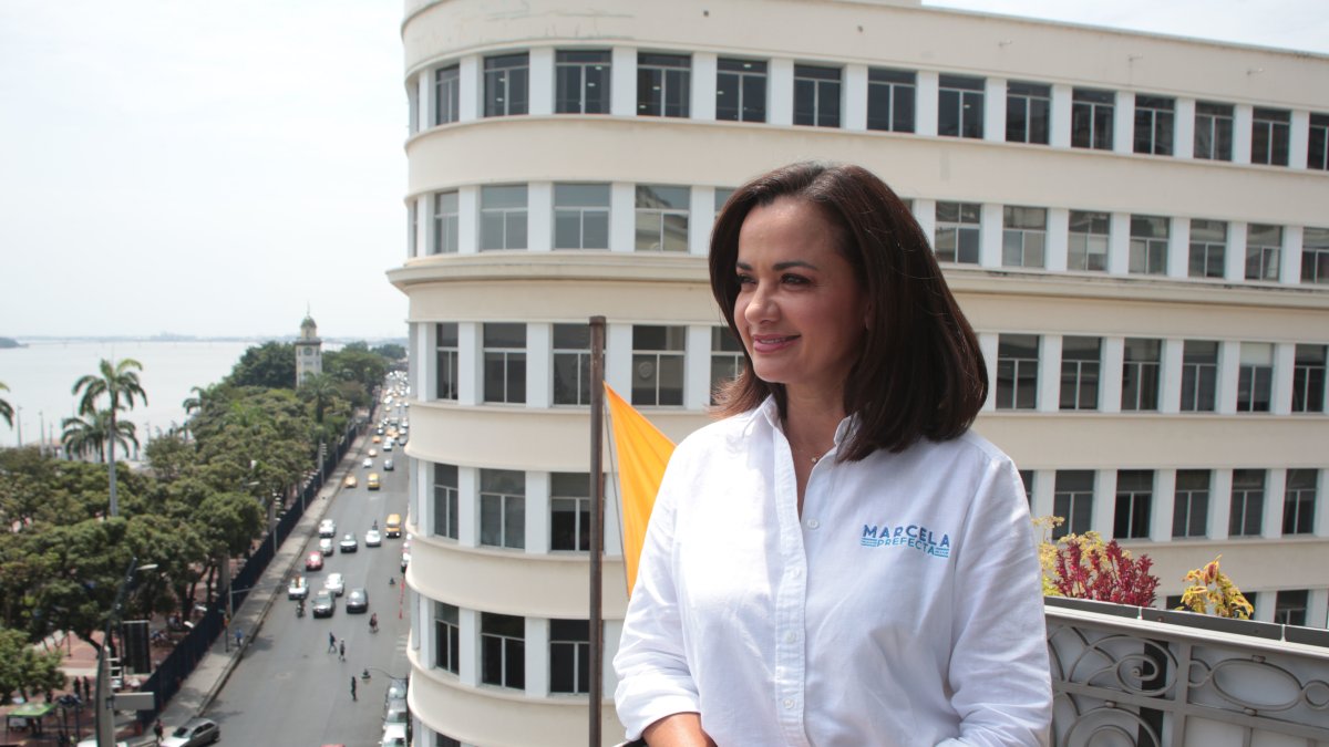 Marcela Aguiñaga recibe respaldo de Pabel Muñoz en medio de tensiones en el correísmo.