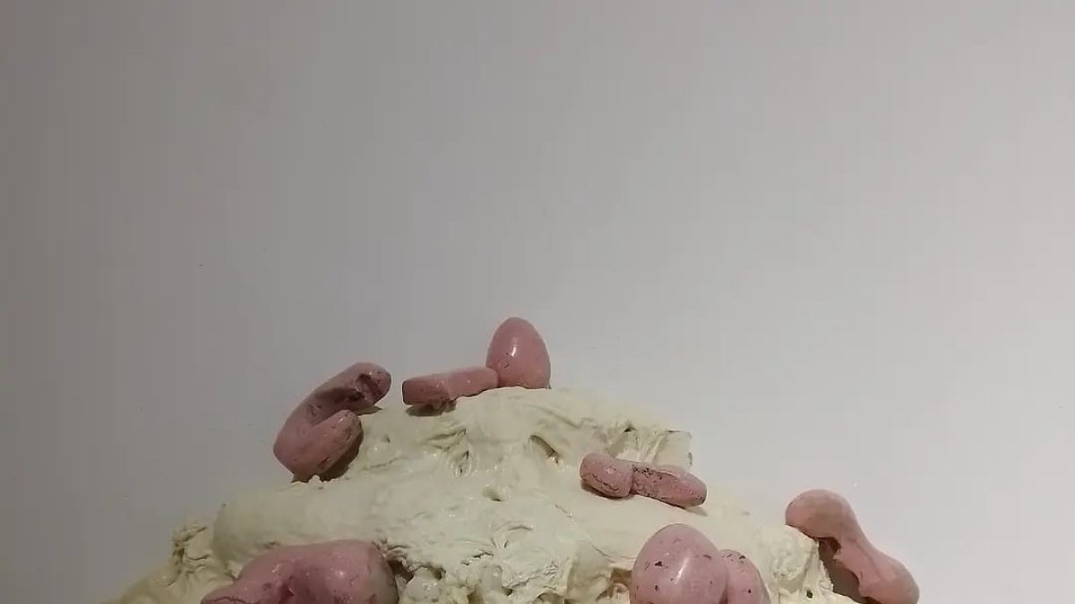 La muestra reúne piezas de siete creadores, entre ellos obras de la ecuatoriana Andrea Mejía Alarcón.