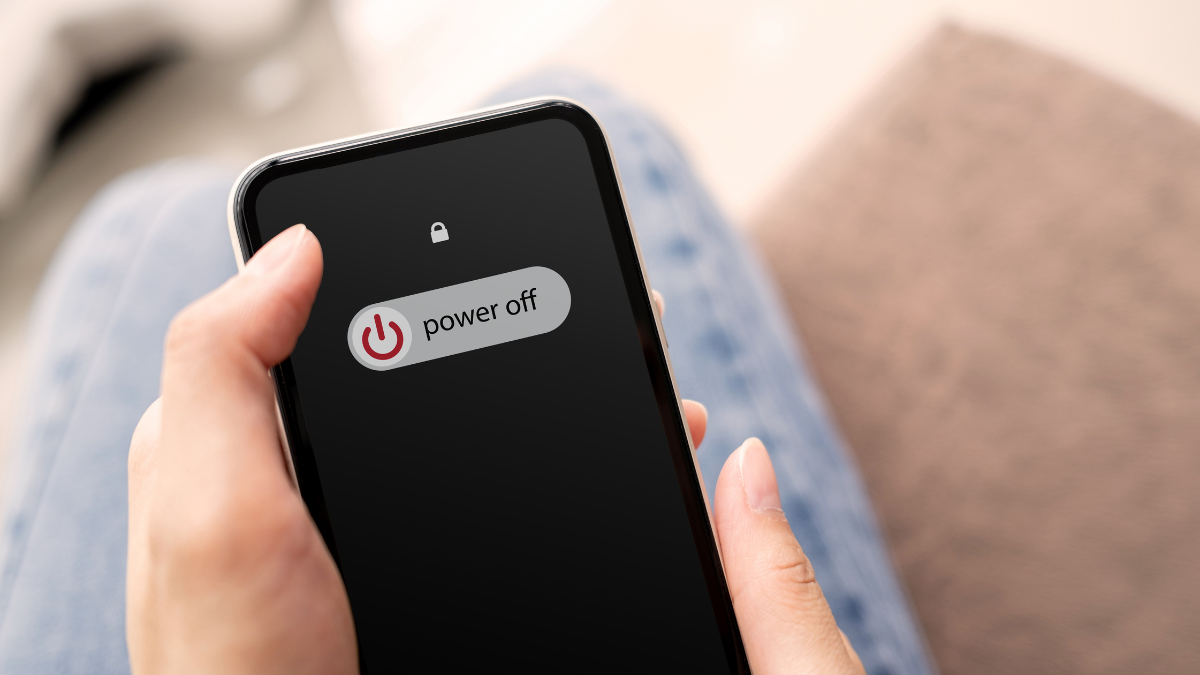 Apagar o reiniciar el celular por unos minutos al día ayuda a interrumpir procesos maliciosos como el spyware y a reducir riesgos de ciberataques, según expertos en ciberseguridad.