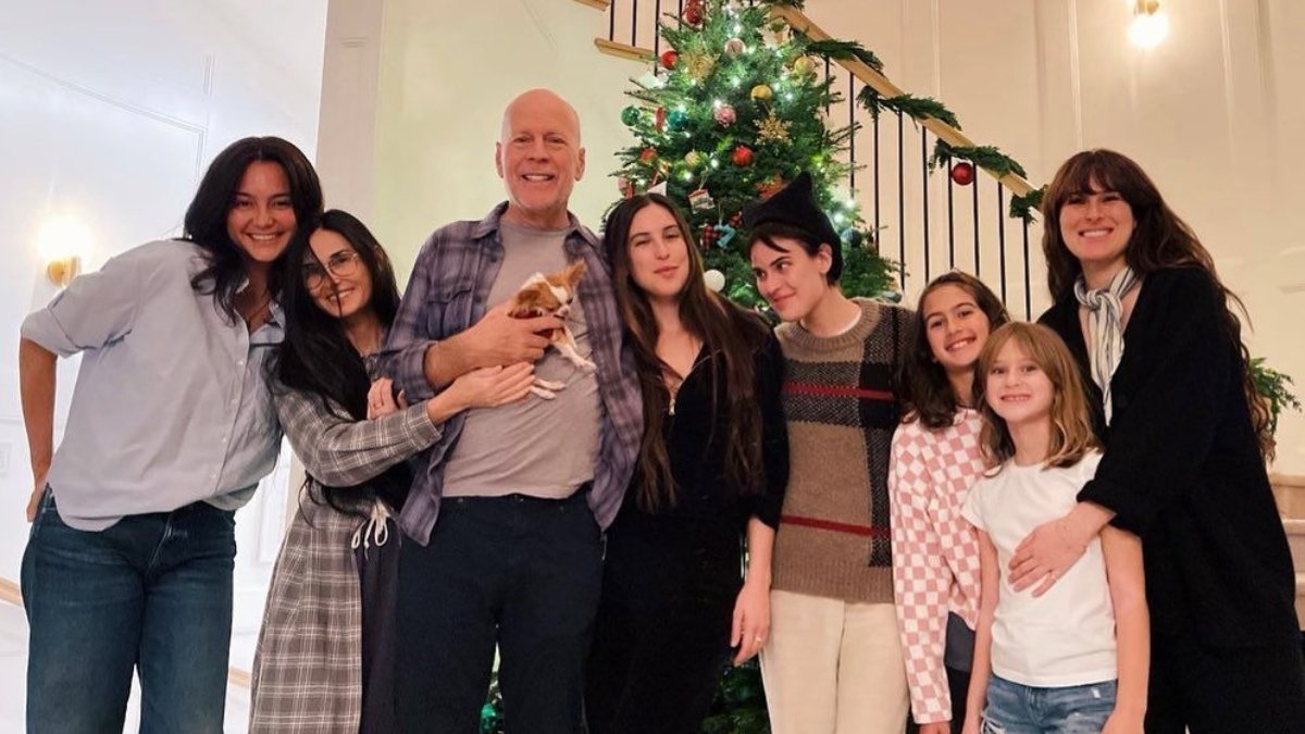 Bruce Willis junto a su familia. Demi Moore y Emma Heming están a su lado. Sus hijas lo acompañan también.