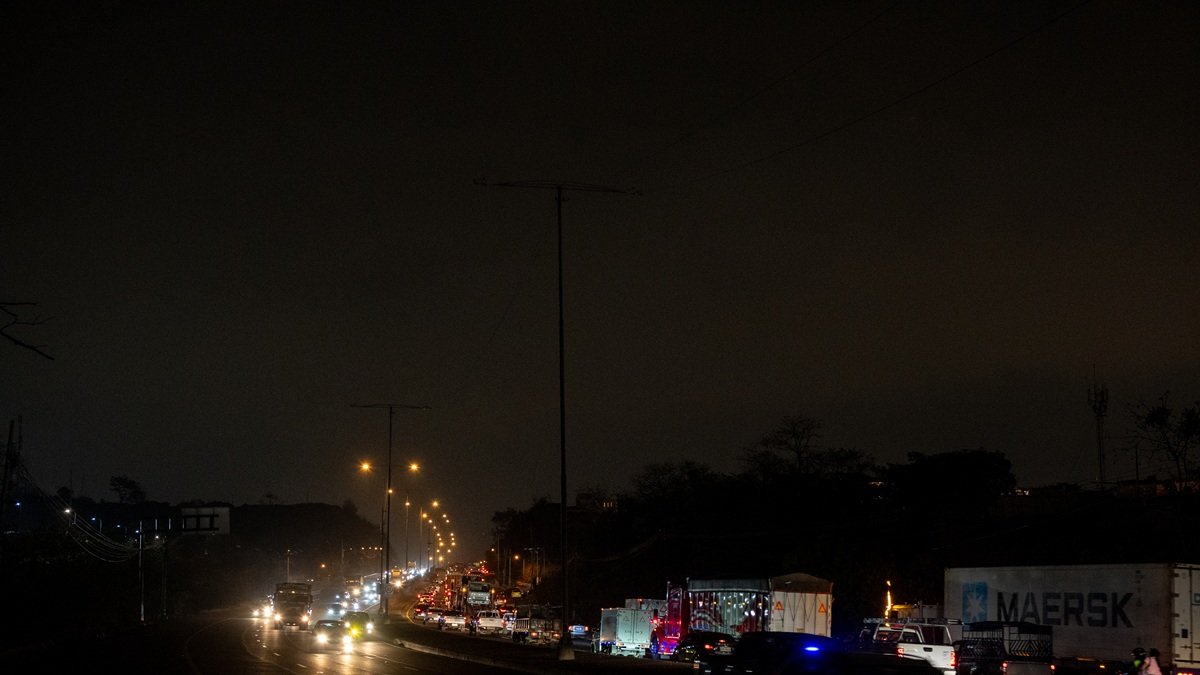Hay luminarias en mal estado en la vía Perimetral.