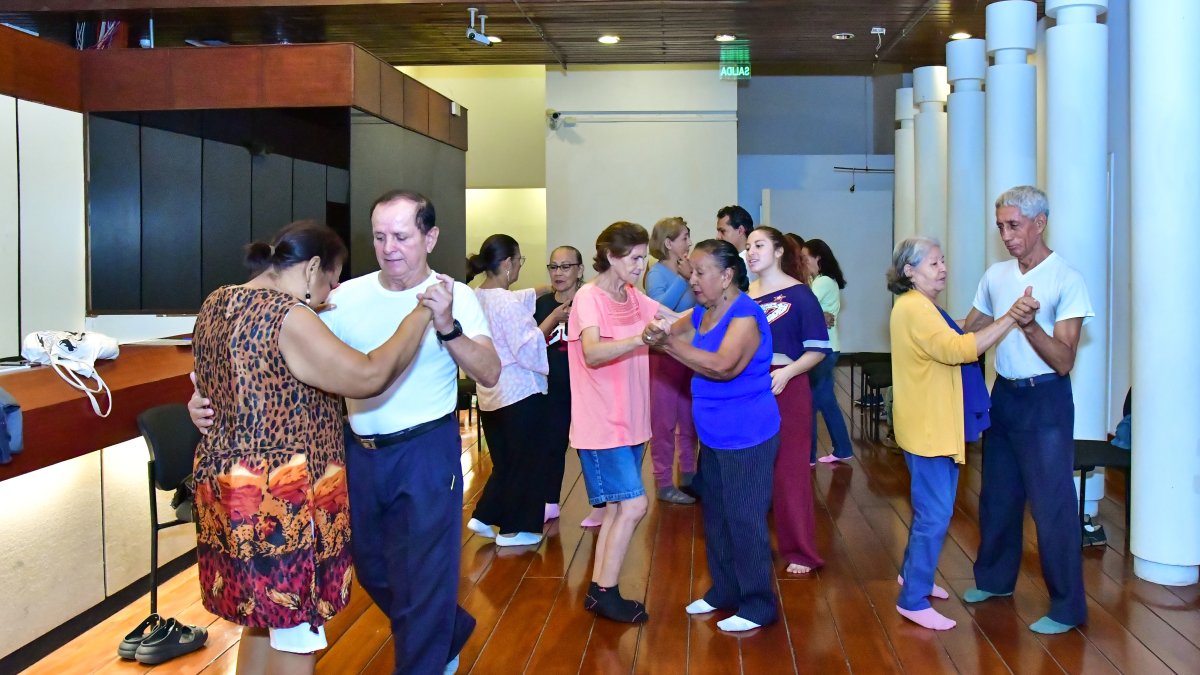 Un grupo de adultos mayores en una clase de tango en Guayaquil.