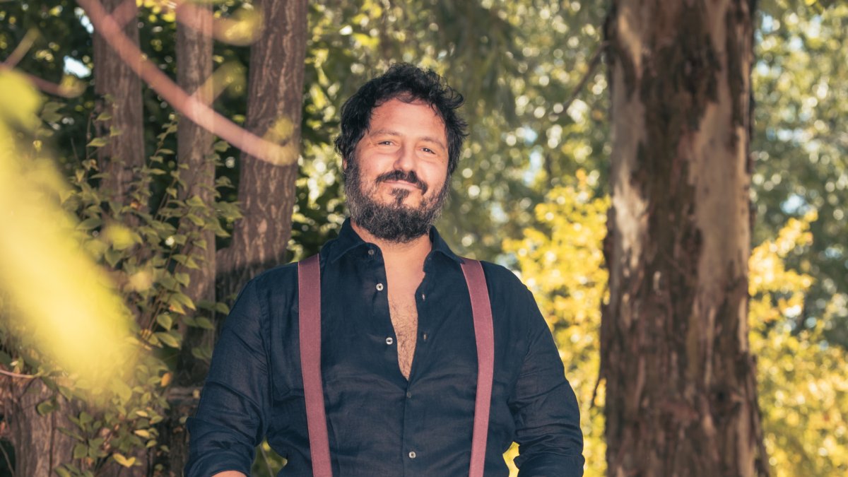 Juan Gómez Canca, conocido artísticamente como El Kanka, es compositor y músico español. Su nuevo tema ya fue lanzado.