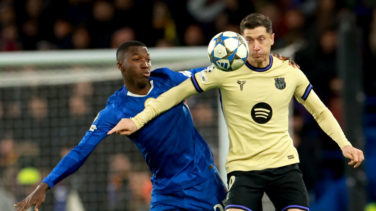 Caicedo asfixió con su marca a Robert Lewandowski, delantero del Barcelona.