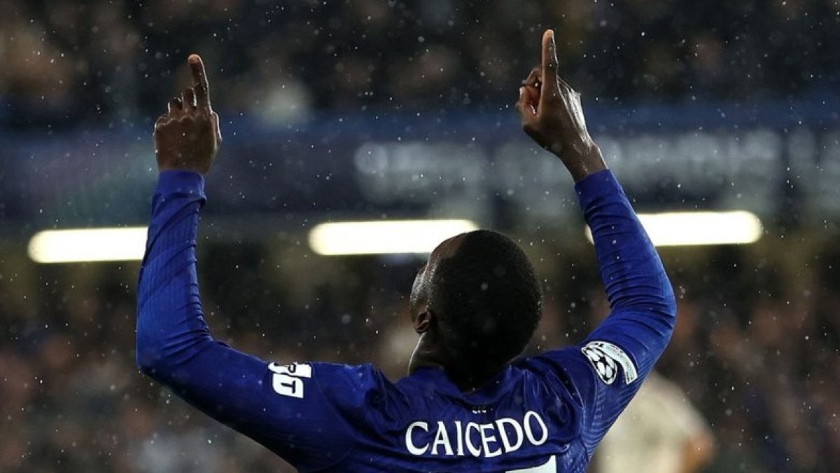 Tras el pitazo final en Stamford Bridge, Moi llevó sus manos al cielo y agradeció a Dios por la victoria.