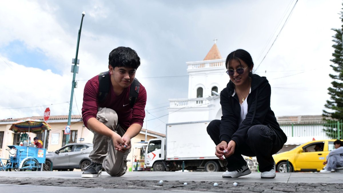 El parque central de Tumbco es el escenario donde se reúnen niños, jóvenes y adultos para jugar a las canicas.