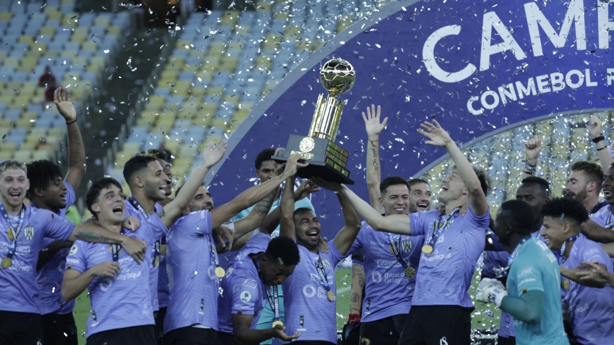 Jugadores de Independiente del Valle celebran su triunfo en la final de la Recopa Sudamericana ante Flamengo en el estadio Maracaná en Río de Janeiro.