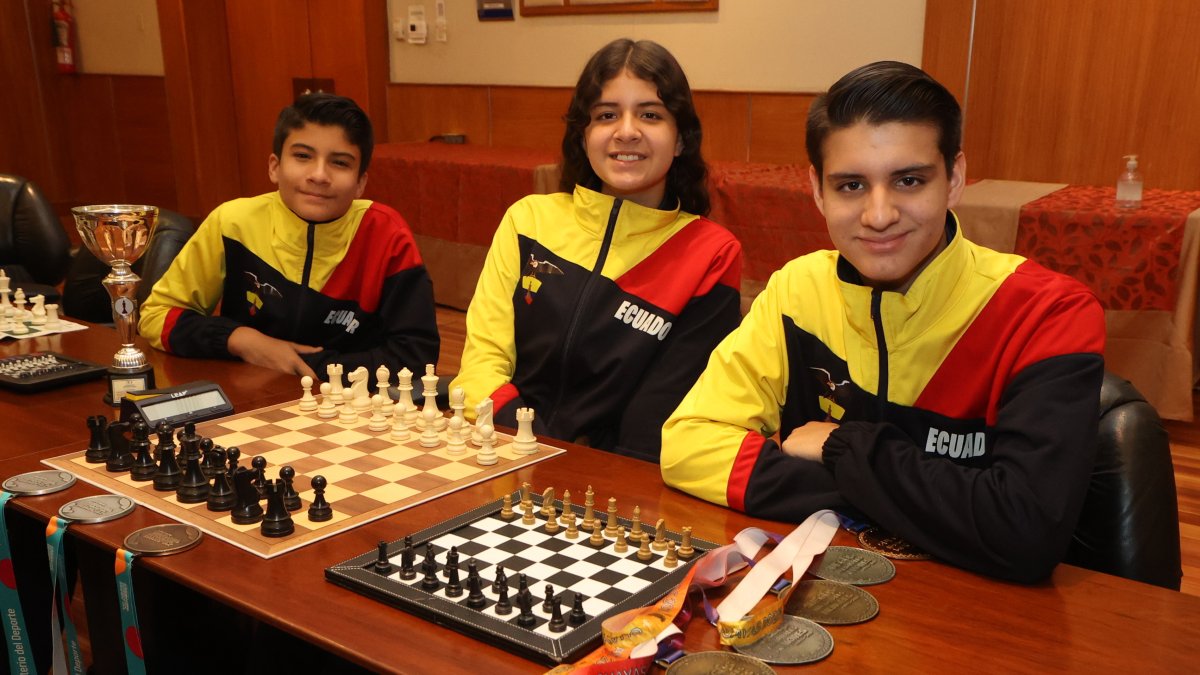 Juan Martín (i), Isabella y Gustavo siguen cosechando logros en el ajedrez.