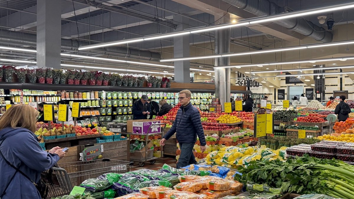 Las personas acuden a supermercados para adquirir los ingredientes para la cena de Acción de Gracias.