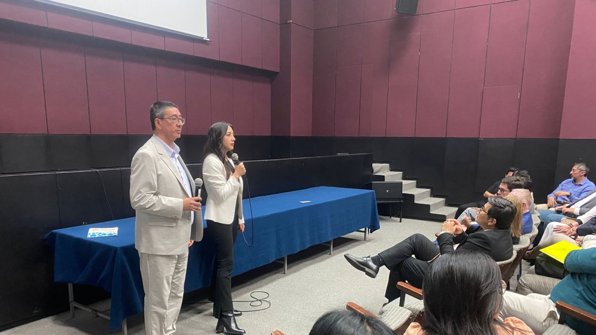 Ricardo Rivas y Gabriela Ochoa, los mentores del cortometraje sobre Paúl Rivas y el caso NosFaltan3, durante el conversatorio en la Universidad Católica, luego del estreno.