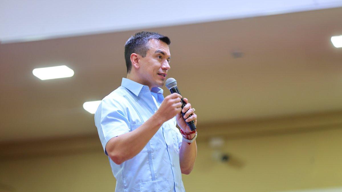 El presidente Daniel Noboa durante un acto oficial mientras enfrenta la crisis institucional del país.