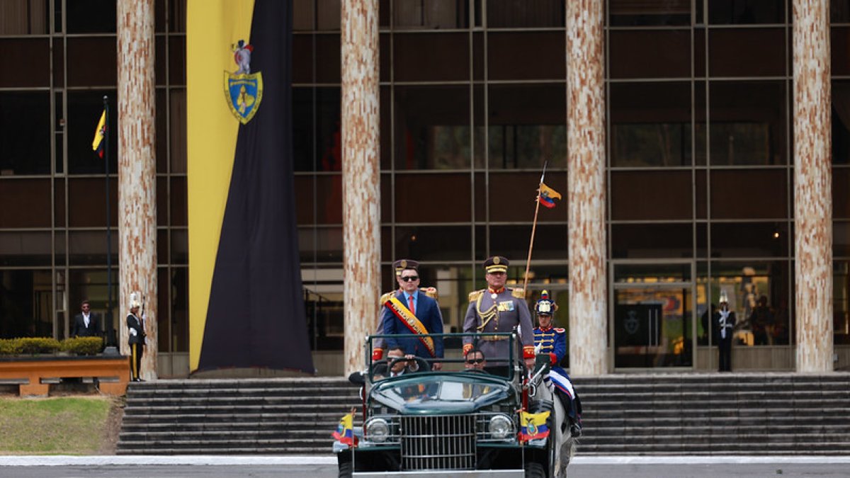 El presidente de la República, Daniel Noboa, participó el 26 de noviembre de la ceremonia de ascensos honoríficos de los comandantes generales de las Fuerzas Terrestres, Naval y Aérea.