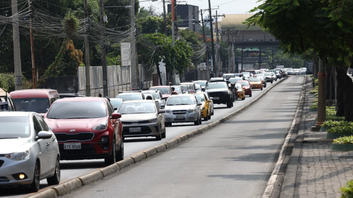 Un tramo de la avenida Carlos Julio Arosemena, en el norte de Guayaquil, colapsó por la afluencia de compradores a un establecimiento comercial.
