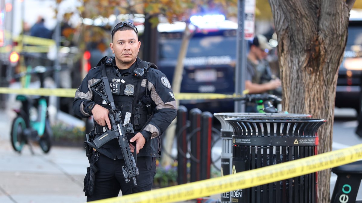 Un agente del Servicio Secreto de los Estados Unidos vigila cerca de la Casa Blanca luego de un tiroteo este miércoles, en Washington.