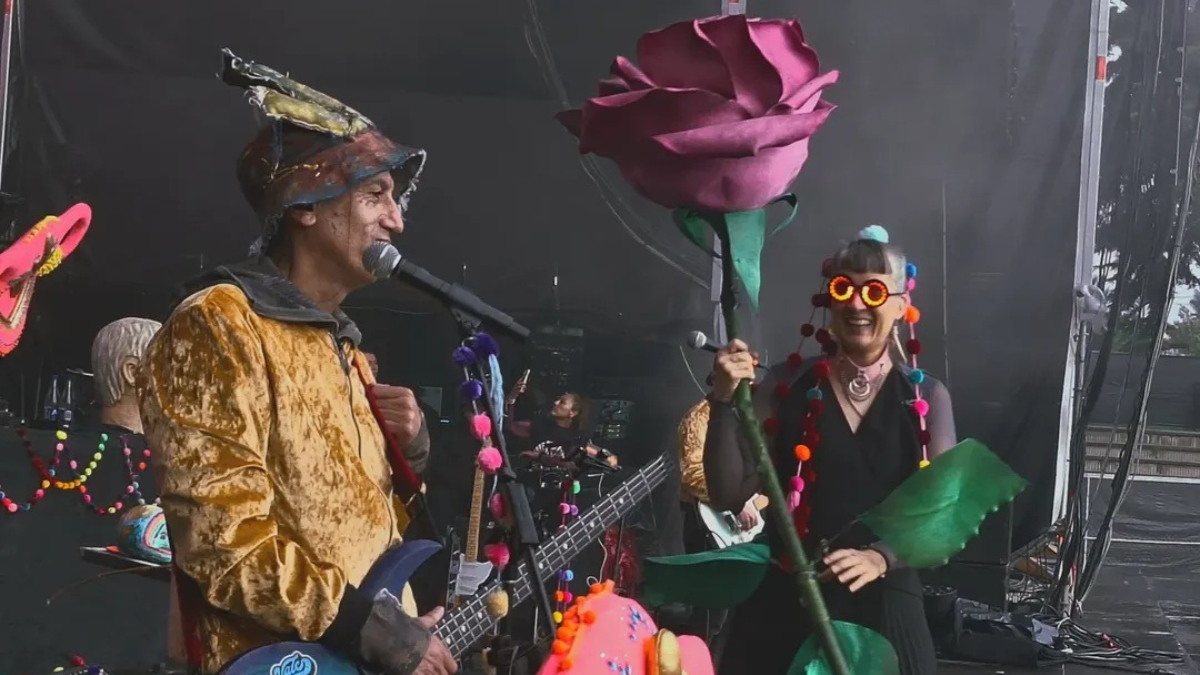 La banda colombiana Aterciopelados promete un show lleno de nostalgia, con sus temas más icónicos, pero también algunas novedades, siempre con su estilo tan particular.