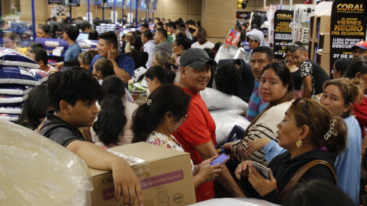 Decenas de compradores forcejearon en filas dobles durante un caótico inicio del Black Friday.