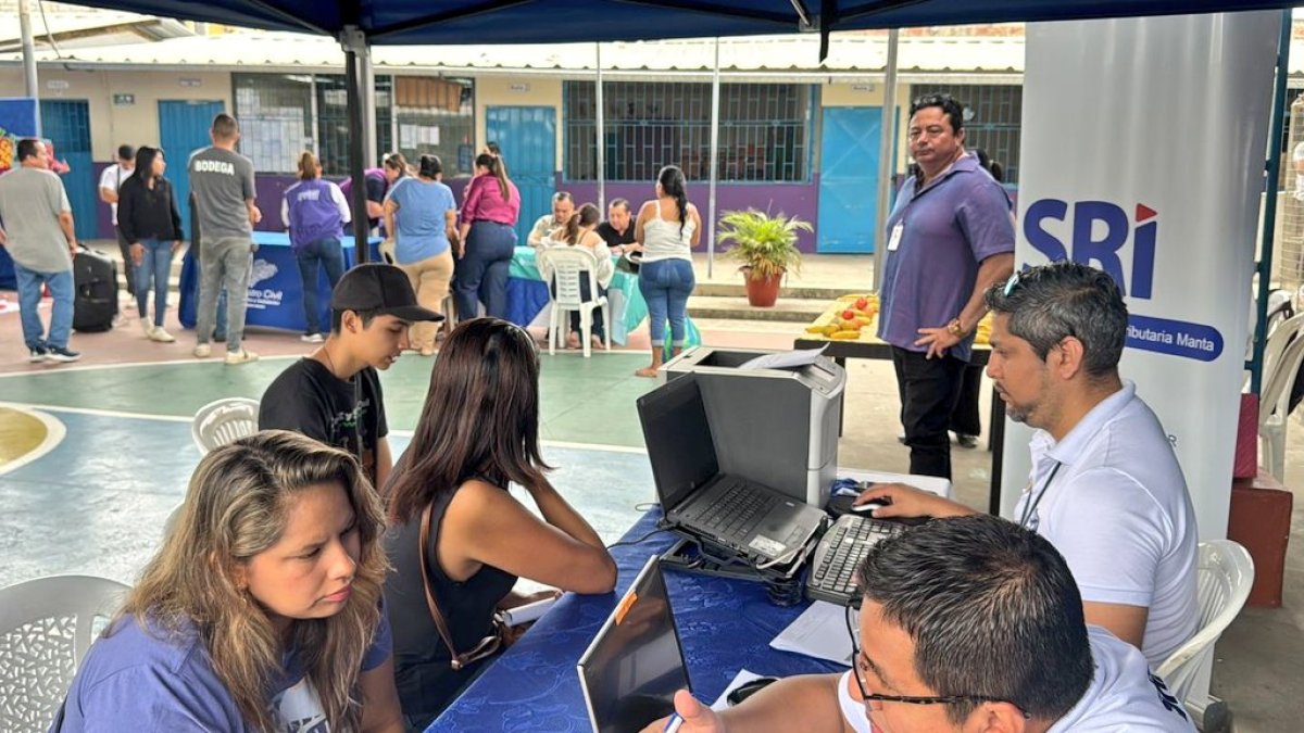 El SRI recuerda que quienes viajen con dinero en efectivo deben pagar el ISD.