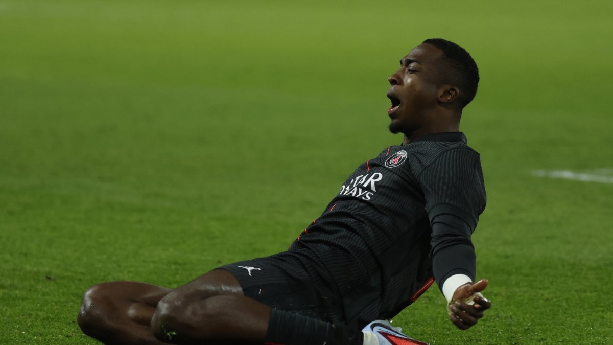 Willian Pacho celebra el gol que le marcó al Tottenham, en la victoria 5-3 del PSG en Champions League.