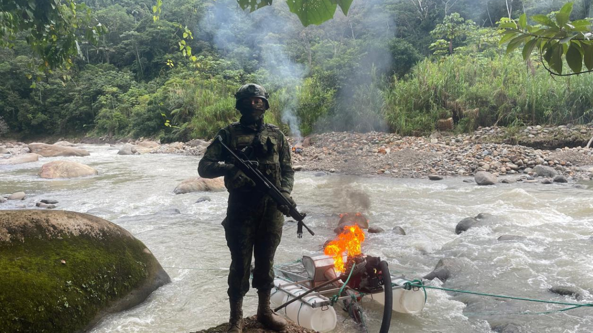 Militar participa en la destrucción de maquinaria utilizada para actividades de minería ilegal en Bella Unión